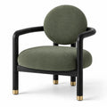 Poltrona in tessuto verde con struttura in legno e dettagli in ottone