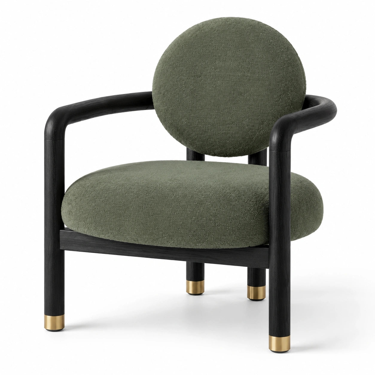 Poltrona in tessuto verde con struttura in legno e dettagli in ottone